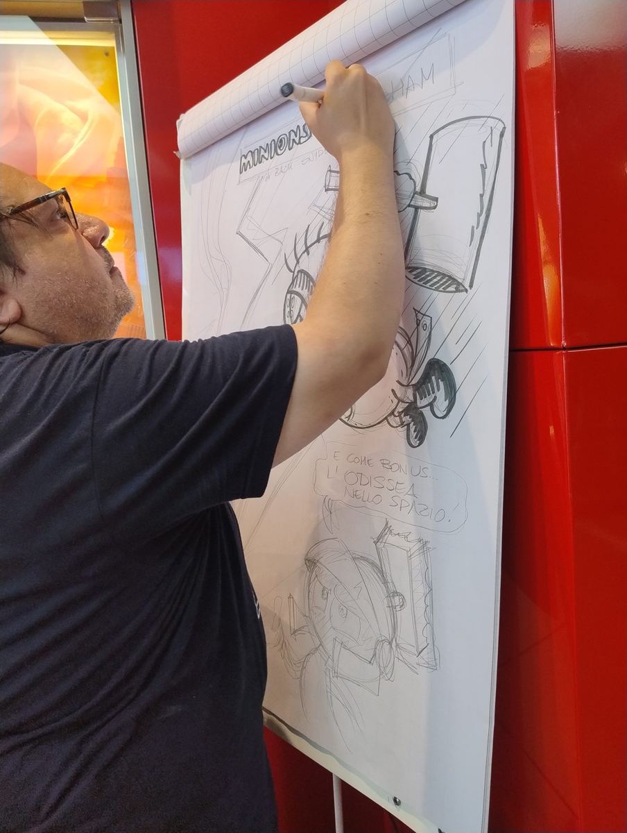 Docente Grafite disegna al cavalletto durante una lezione con i ragazzi